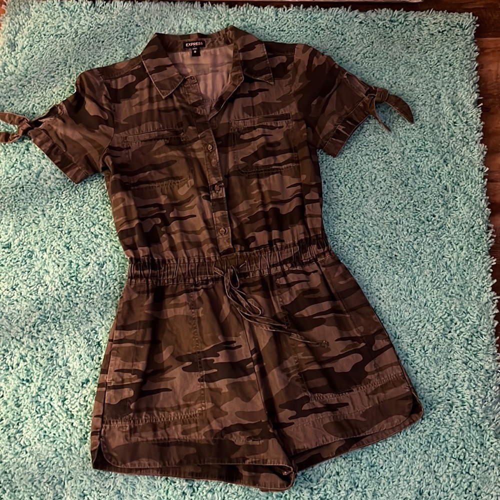 Express jumpsuit shorts size XS Camouflage